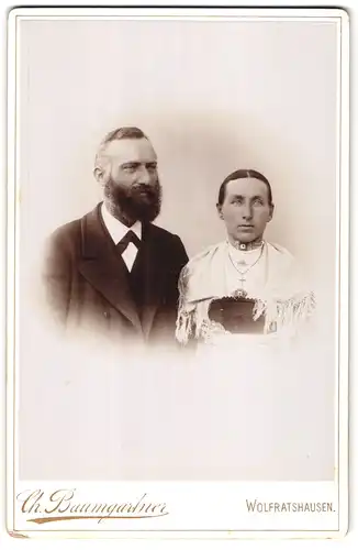 Fotografie Ch. Baumgartner, Wolfratshausen, Portrait bürgerliches Paar in hübscher Kleidung