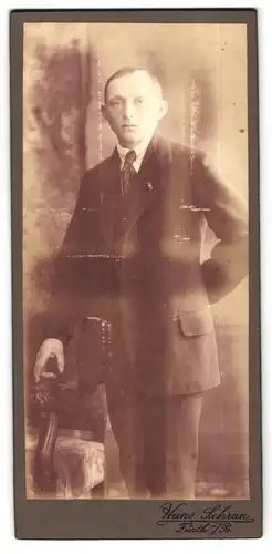 Fotografie Hans Schran, Fürth i / B., Portrait junger Mann im Anzug mit Krawatte