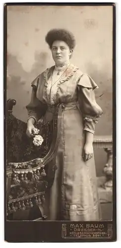 Fotografie Max Baum, Dresden-N, Königsbrückerstrasse 64, Portrait bürgerliche Dame im hübschen Kleid mit Blume