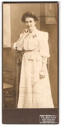 Fotografie Fr. Becker, Höftgrube, Hübsche Frau im weissen Kleid in nachdenklicher Pose