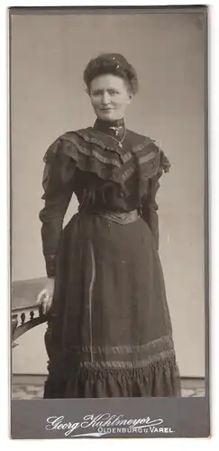 Fotografie Georg Kahlmeyer, Oldenburg, Frau im dunklen Kleid mit Halskette