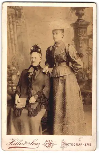 Fotografie Hellis & Sons, London, 13, Silver St. Notting Hill Gate, Mutter mit Tochter in Sonntagskleidung
