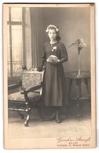 Fotografie Geschw. Strauss, Mainz, Ludwigstr. 16, Junges Mädchen im Kleid mit Blumenkranz im Haar