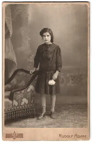Fotografie Rudolf Adam, Himberg, Junges Mädchen im dunklen Kleid mit Blume in der Hand