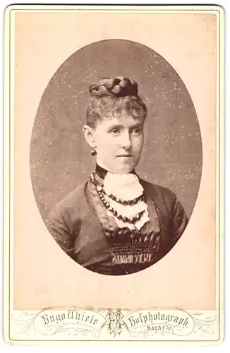 Fotografie Hugo Thiele, Dresden, Agerstr. 81, Hübsche Frau mit Halskette im Kleid