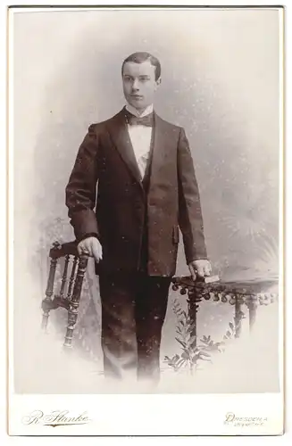 Fotografie R. Stanke, Dresden, Uhlandstr. 6, Junger Mann im Anzug mit aufrechter Pose