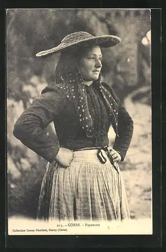AK Korsika / Corse, Fräulein in typischer Tracht mit Hut
