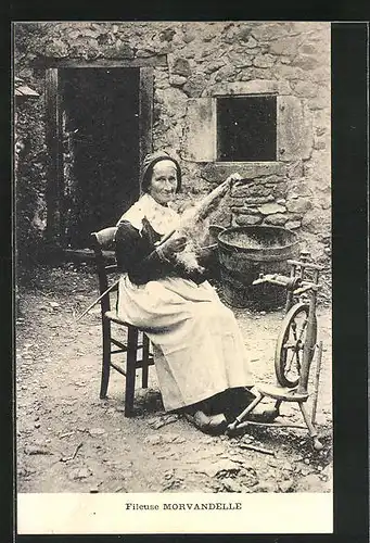 AK Burgund / Bourgogne, Alte Frau im Hof am Spinnrad