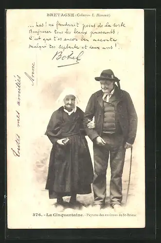 AK St-Brieuc, 100. jährige alte Frau mit Mann unterwegs