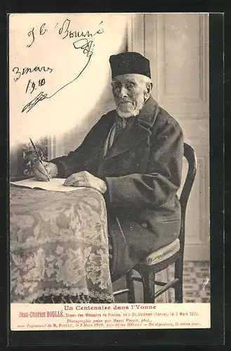 AK St. Valérien, 100. jähriger Jean-Charles-Boullé sitzt am Tisch