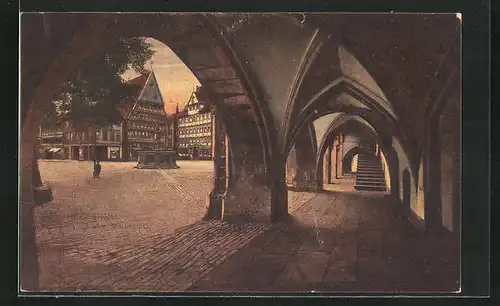 AK Hildesheim, Blick durch die Arkaden auf den Marktplatz zum Brunnen hin