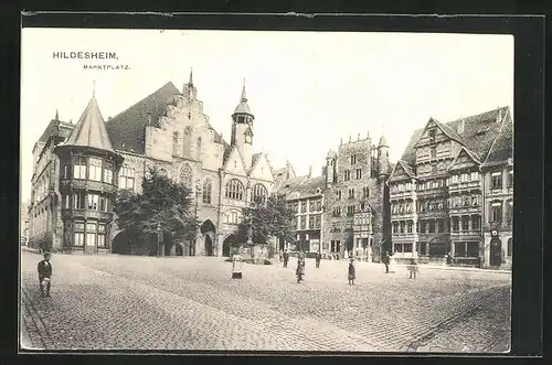 AK Hildesheim, Blick auf den Marktplatz mit Passanten