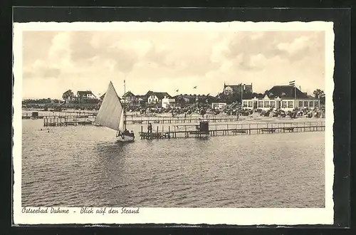 AK Dahme i. Holst., Blick auf den Strand von Seeseite her mit Stegen und Segelboot
