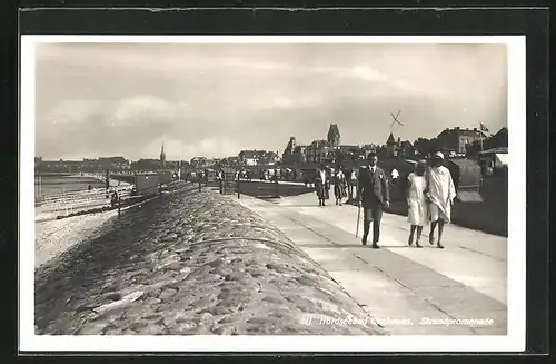 AK Cuxhaven, Spaziergänger auf der Strandpromenade