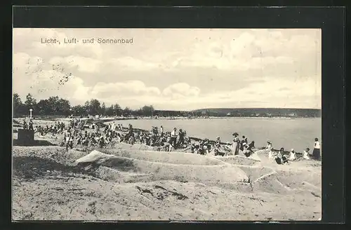 AK Niendorf /Ostsee, Sandburgen und Touristen am Strand mit Umgebungsblick