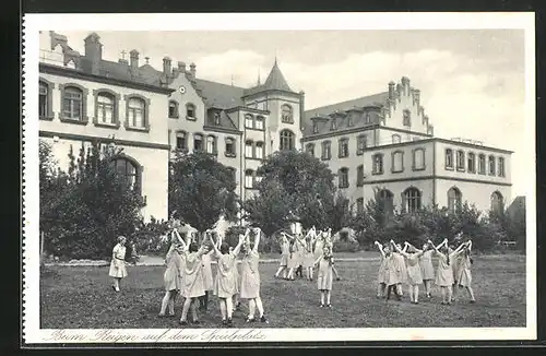 AK Neuendettelsau, Mädchenlyzeum und Höhere Mädchenschule der Diakonissenanstalt, Beim Reigen auf dem Spielplatz