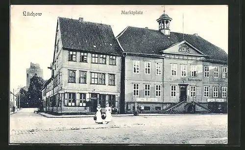 AK Lüchow, Marktplatz mit Gasthaus Ratskeller und zwei Frauen