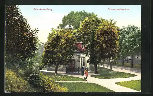 AK Bad Ronneburg, Brunnenhäuschen mit Mann & Kindern