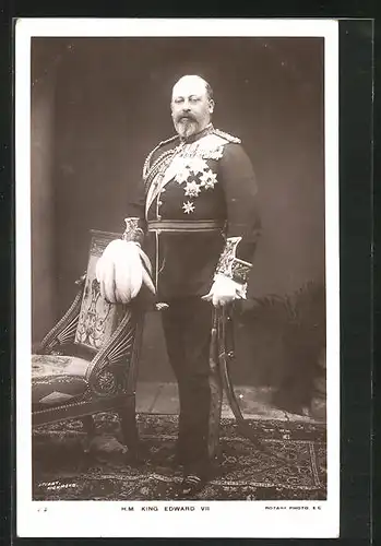 AK König Edward VII. von England in Uniform mit Orden, Säbel und Helm