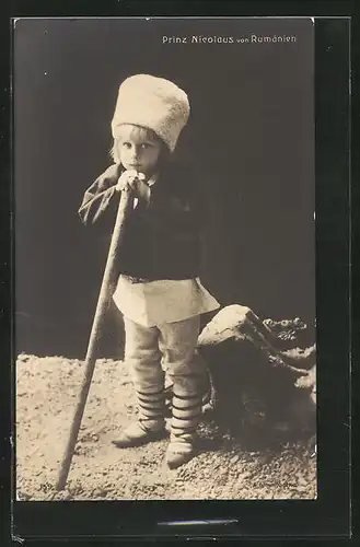 AK Prinz Nicolaus von Rumänien in Folklorekluft mit Hut und Stock