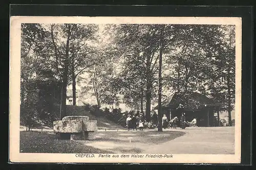 AK Krefeld / Rhein, Spaziergänger im Kaiser Friedrich-Park