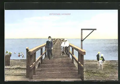 AK Niendorf / Ostsee, Besucher auf der Seebrücke