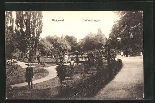 AK Bukarest, Spaziergänger in den Parkanlagen