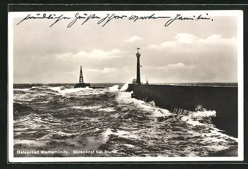 AK Warnemünde, am Molenkopf bei Sturm