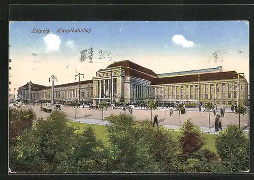 AK Leipzig, Hauptbahnhof, Vorderansicht, Passanten und Strassenbahn