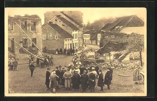 AK Domnau, Menschen an den Häuserruinen auf dem Marktplatz