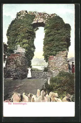 AK Rolandseck, Rolandsbogen, Dame posiert vor der Ruine