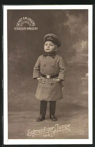 AK Schneidiger Junge, was?, niedlicher Bube in Uniform mit Schirmmütze