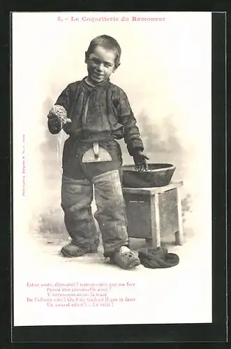 AK La Coquetterie du Ramoneur, Bube in Schornsteinfeger-Kleidung an einer Waschschüssel stehend