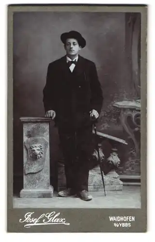 Fotografie Josef Glax, Waidhofen a. d. Ybbs, Unterer Stadtplatz 4, Portrait junger Mann in modischer Kleidung