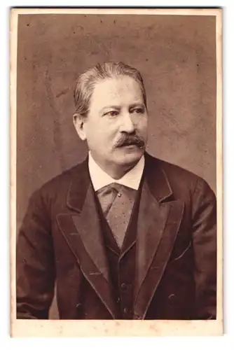 Fotografie Dr. Székely, Wien, Opernring 1, Portrait modisch gekleideter Herr mit Schnurrbart