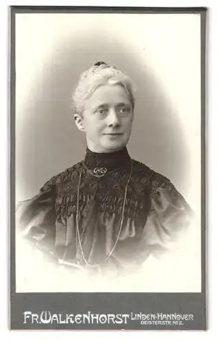 Fotografie Fr. Walkenhorst, Linden-Hannover, Deisterstrasse 2, Portrait bürgerliche Dame mit Hochsteckfrisur