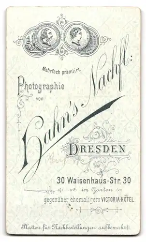 Fotografie Hahn`s Nachfl., Dresden, Waisenhaus-Strasse 30, Portrait niedliches Kleinkind im weissen Hemd mit Ball