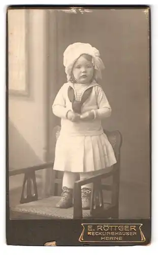 Fotografie E. Röttger, Recklinghausen, Herne, Portrait kleines Mädchen in modischer Kleidung