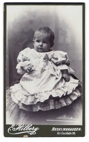 Fotografie E. Hilberg, Recklinghausen, Gr. Geldstrasse 10, Portrait niedliches Kleinkind im hübschen Kleid