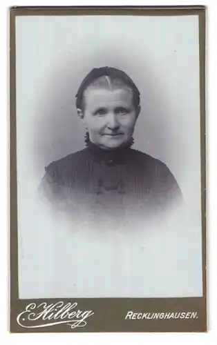 Fotografie Ernst Hilberg, Recklinghausen, Grosse Geldstrasse 10, Portrait ältere Dame in hübscher Kleidung