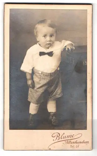 Fotografie Blume, Altenhundem, Portrait kleiner Junge in modischer Kleidung