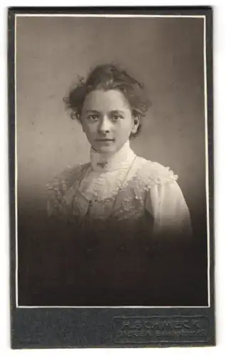 Fotografie H. Schmeck, Siegen, Bahnhofstrasse 12, Portrait junge Dame im hübschen Kleid