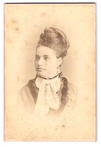 Fotografie J. Löwy, Wien, Weihburggasse, Portrait junge Dame mit Hochsteckfrisur