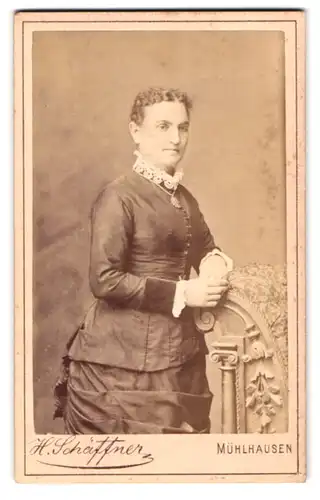 Fotografie H. Schäffner, Mühlhausen i / Thür., Portrait bürgerliche Dame an Sessel gelehnt
