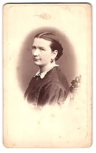 Fotografie Gustav Reiger, Augsburg, Sprenglergasse 94, Portrait bürgerliche Dame in hübscher Kleidung