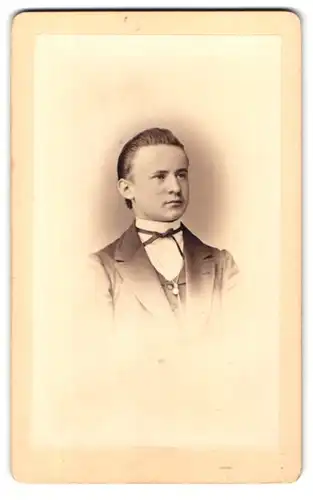 Fotografie Anders-Paltzow, Halle a. S., Grosse Ulrichstrasse 35, Portrait junger Mann im Anzug mit Fliege