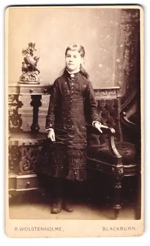 Fotografie R. Wolstenholme, Blackburn, 4. Preston New Road, Junges Mädchen im Kleid mit aufrechter Pose