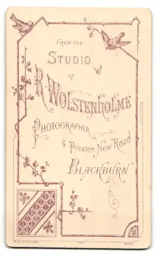 Fotografie R. Wolstenholme, Blackburn, 4. Preston New Road, Junges Mädchen im Kleid mit aufrechter Pose