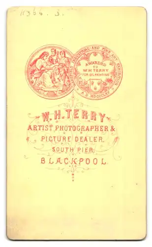 Fotografie W. H. Terry, Blackpool, South Pier, Älterer Mann im Anzug mit Schleife