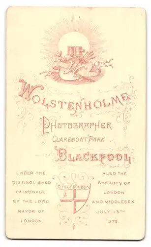 Fotografie Wolstenholme, Blackpool, Claremont Park, Ältere Dame im Kleid mit Ohrringen und Hut